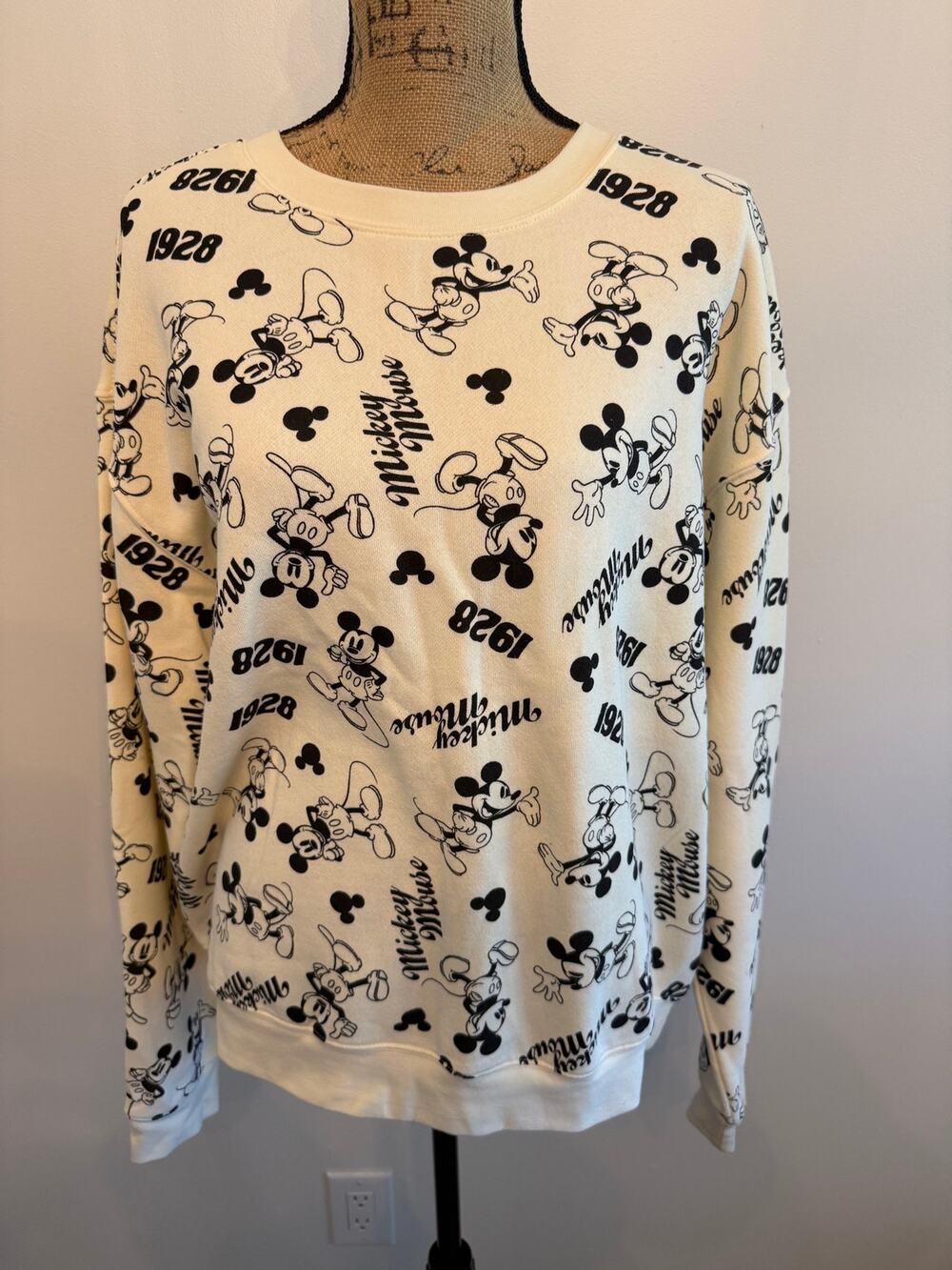Disney Women’s Mickey Mouse Graphic Ivory Sweatshirt Size XL